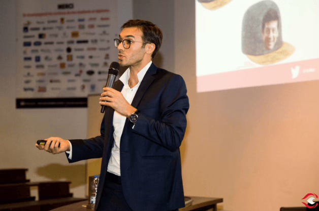 Sélim Niederhoffer en prise de parole, avec un micro